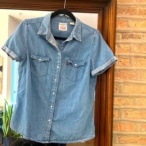 Levis short sleeve denim shirt with pearlized snap buttons. Good quality.